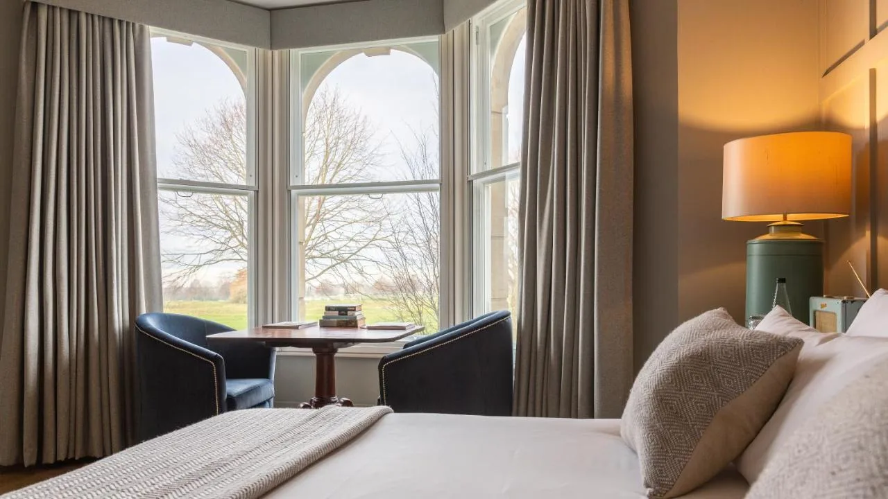 Superior Double or Twin Room with Park View Shower Only
