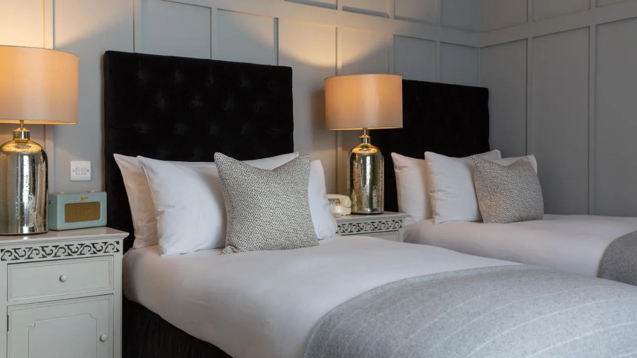 Superior Double or Twin Room with City View Bath and Shower
